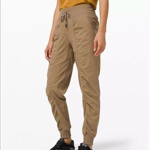 NWT lululemon dance studio joggers size 4